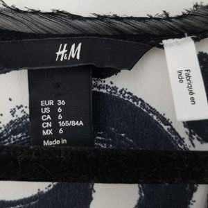H&M Tops - H&M Black & White Sleeveless Blouse H&M Tops - H&M Black & White Sleeveless Blouse